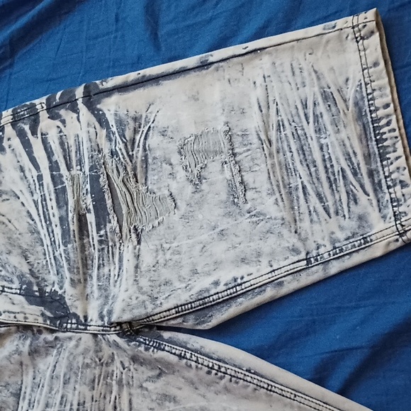 Switch acidwashed distressed shorts - Picture 3 of 4